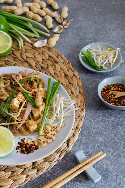 Revuelva la almohadilla frita fideos tailandeses, vista superior
 - Foto, Imagen