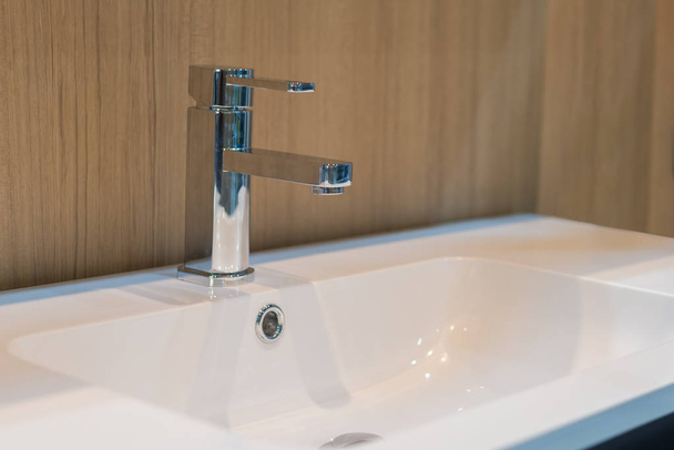 Modern faucet with wash basin sink interior contemporary  - Foto, afbeelding