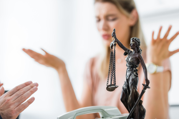 selective focus of themis figurine and lawyer gesturing with hands - Foto, Imagem