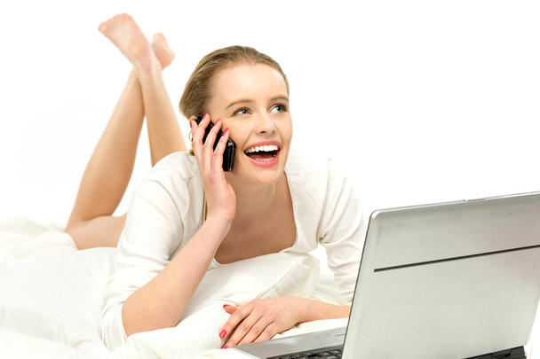 Woman using laptop in bed - Zdjęcie, obraz