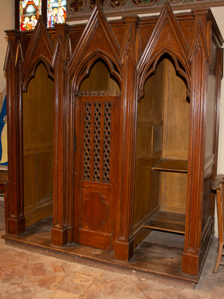hout biechtstoel in een katholieke kerk - Foto, afbeelding