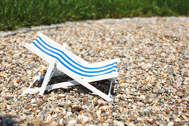 Декоративний іграшковий смугастий пляжний стілець для засмагання та відпочинку
 - Фото, зображення