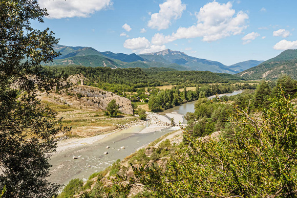 A Pireneusokban a Janovas és az ara folyó elhagyatott falujának megtekintése - Fotó, kép