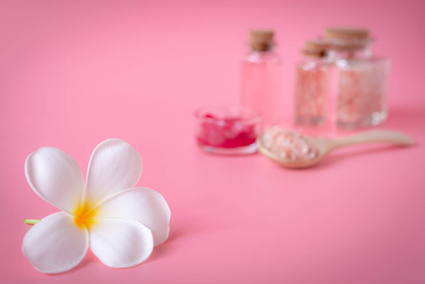 Spa conceito de bem-estar, flor de plumeria branca, vela vermelha, sal marinho
  - Foto, Imagem