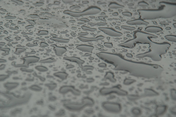 Primer plano gota de agua de lluvia en el acero inoxidable, superficie afte
 - Foto, Imagen
