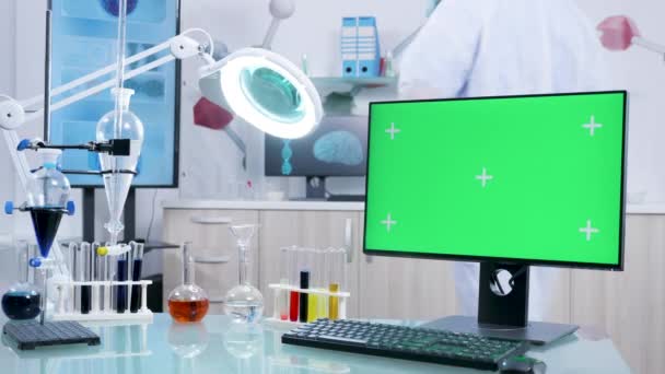 In veilige laboratorium een bureau met groen scherm PC monitor - Video