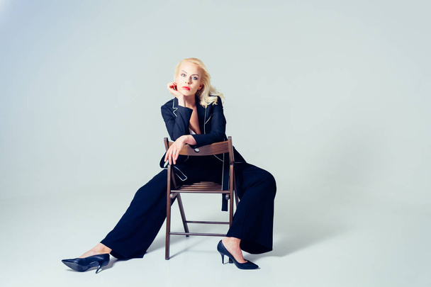 Studio portret atrakcyjny blond kobieta biznesu - Zdjęcie, obraz