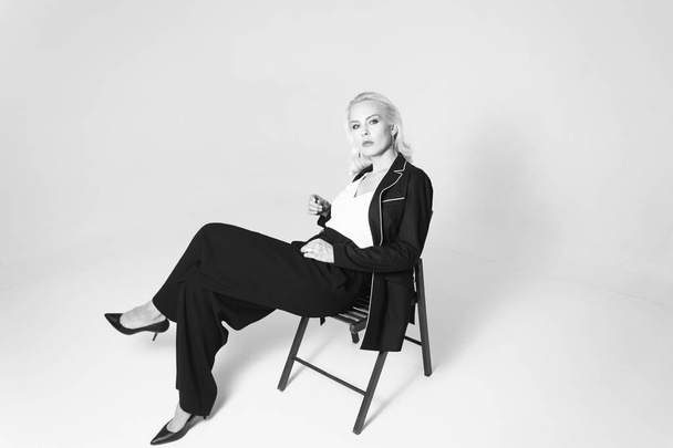 Portrét blonďaté ženy v černých šatech - Fotografie, Obrázek