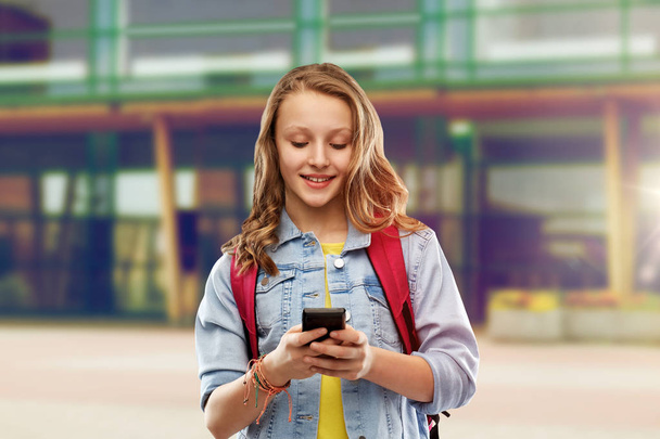 menina estudante adolescente com saco escolar e smartphone - Foto, Imagem
