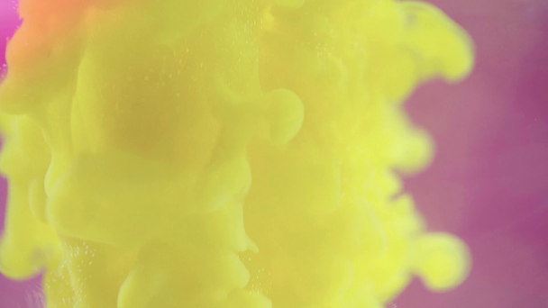 abstracte gele wolk van rook stroomt in paarse vloeistof  - Video