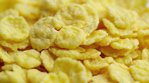 Rack Fokus auf leckere, süße und knusprige Cornflakes  - Filmmaterial, Video