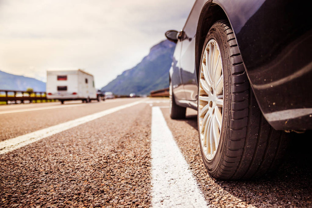 Auto seisoo hajoamiskaistalla, asfaltti ja rengas, Italia
 - Valokuva, kuva