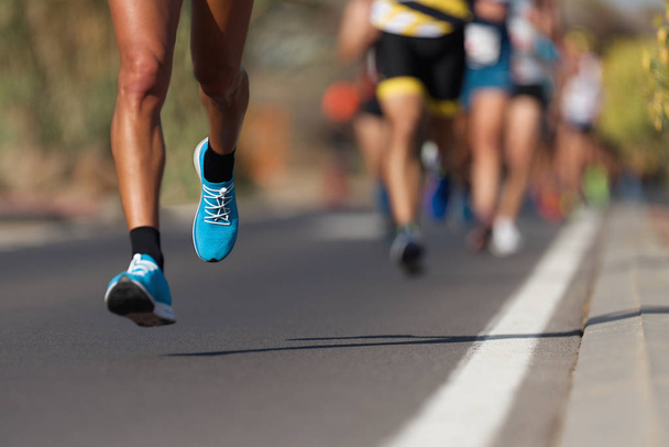 Marathon hardlopen race, mensen voeten op de weg - Foto, afbeelding