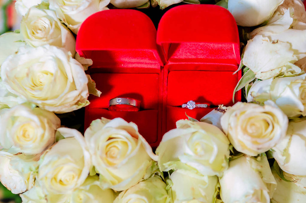 Diamond ring, trouwring, trouwring bruidsschat. Bruiloft symbolen. De ceremonie van het huwelijk. afbeelding voor objecten en article.rings op houten oppervlak, symbool van paar - Foto, afbeelding