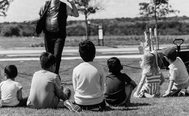 Фильтрованное изображение крупным планом мультикультурных детей на травяном лугу наружной игры
 - Фото, изображение