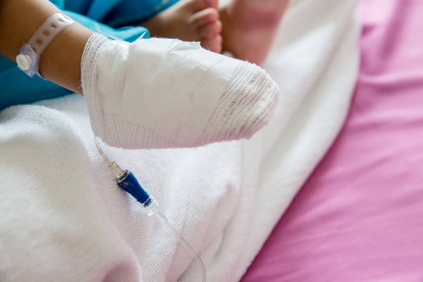 children illness . a little Baby attaching intravenous tube to patient's hand in hospital bed.kid hand sleeps on a bed in hospital with saline intravenous, Baby admitted at hospital.  - Φωτογραφία, εικόνα