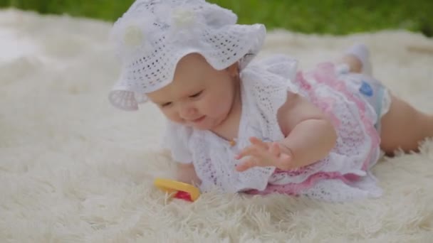Bardzo mała i piękna dziewczyna gra na Narzuta w parku. - Materiał filmowy, wideo