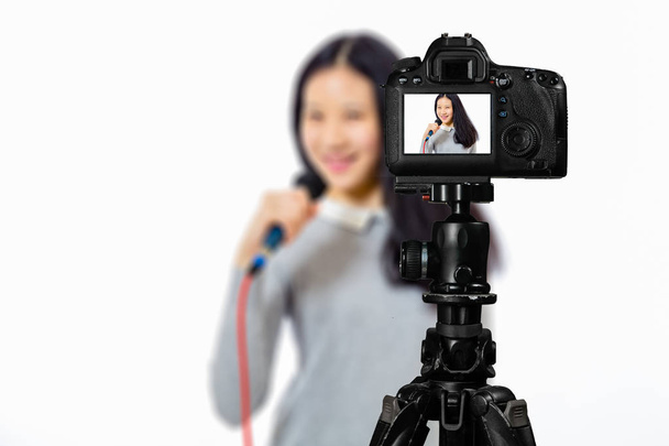 Focus sur la vue en direct sur la caméra sur trépied, adolescente avec flou
 - Photo, image