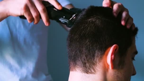 Studenten männlichen kaukasischen Haare schneiden durch Maschine einander Porträt zu Hause - Filmmaterial, Video