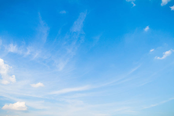 Shot πανόραμα του μπλε του ουρανού και τα σύννεφα σε καλές καιρικές ημέρες - Φωτογραφία, εικόνα