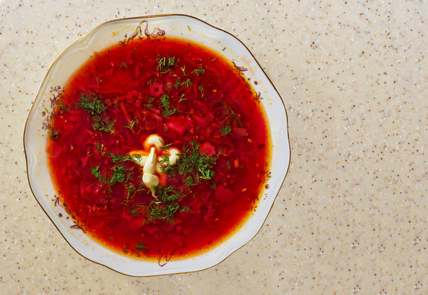 Vegetarische Rübensuppe mit Gemüse und saurer Sahne. Rote-Bete-Suppe. - Foto, Bild