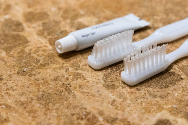 Φθηνή, χαμηλής ποιότητας οδοντόβουρτσα με κατώτερη τρίχα συμβιβασμών σωστή στοματική φροντίδα - Φωτογραφία, εικόνα