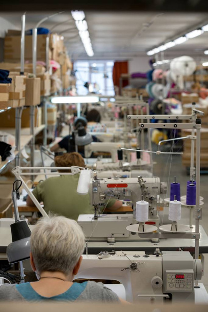 Mulheres trabalhadoras costura em oficina de costura
 - Foto, Imagem