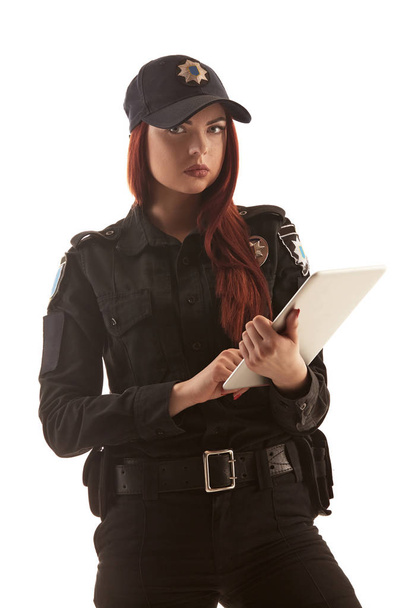 Une policière rousse pose pour la caméra isolée sur fond blanc
. - Photo, image