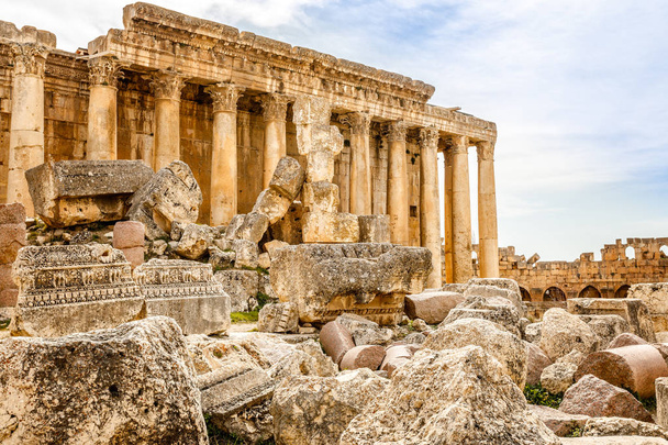 Çevresindeki harabeye sahip Bacchus antik Roma Tapınağı sütunları - Fotoğraf, Görsel