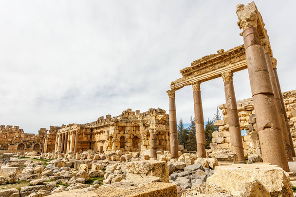 Jüpiter templ Büyük Mahkemesi Antik yıkılmış duvarlar ve sütunlar - Fotoğraf, Görsel