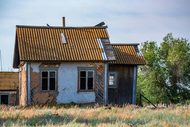 Заброшенный старый дом в сельской местности России летом - Фото, изображение