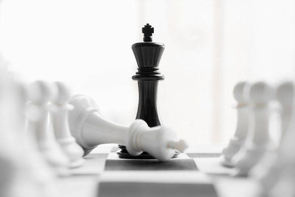 Schach mit schwarzem und weißem Brett. - Foto, Bild