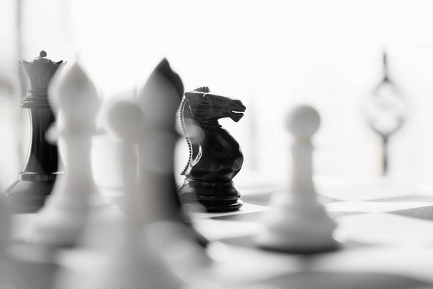 Šachy s černou a bílou šachovnici. - Fotografie, Obrázek