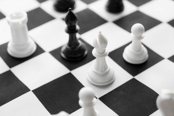 Шахматы с черно-белой доской
. - Фото, изображение