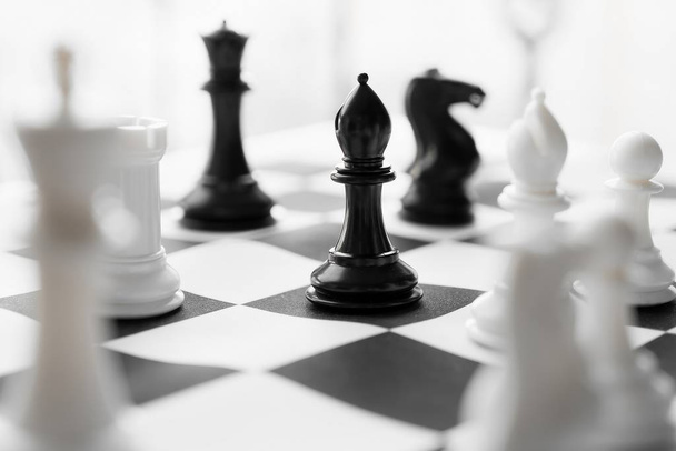 Шахматы с черно-белой доской
. - Фото, изображение