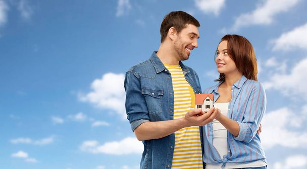 Sonriente pareja holding casa modelo
 - Foto, Imagen
