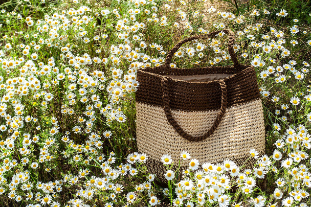 Sommer beige-braune Stricktasche liegt in einer wunderschönen fokussierten Kamera - Foto, Bild