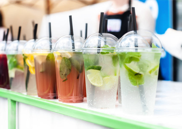 Vidrios transparentes de plástico con diferentes tipos de limonada fría
 - Foto, imagen