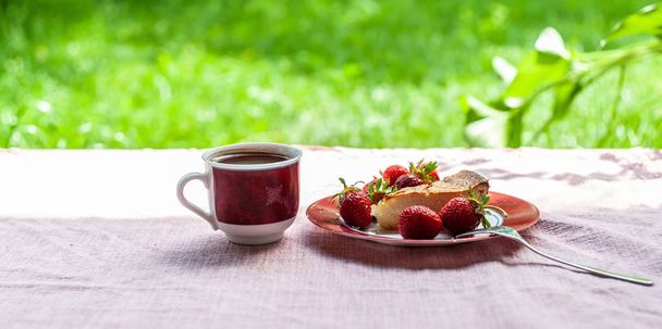 Petit déjeuner du matin à partir de gâteau au fromage, plusieurs fraises sur sim
 - Photo, image