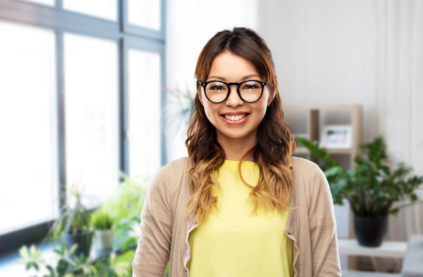 felice donna asiatica in occhiali a casa
 - Foto, immagini