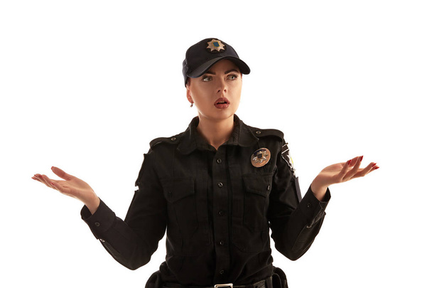 Κοντινό πλάνο από μια κοκκινομάλλα γυναίκα αστυνομικός που ποζάρει για την κάμερα απομονωμένη σε λευκό φόντο. - Φωτογραφία, εικόνα
