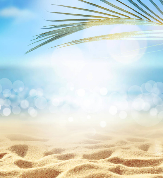 Kesärannan tausta. Hiekka, palmunlehti, meri ja taivas
. - Valokuva, kuva