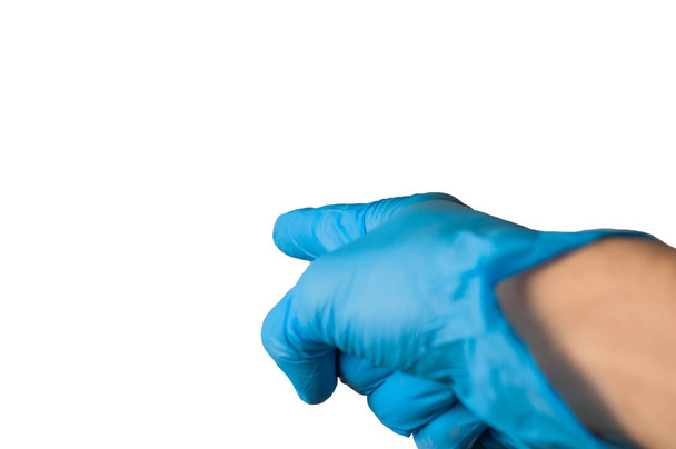 Menschenhand in blauem Gummihandschuh, Zeigefinger isoliert auf weißem Hintergrund. medizinisches oder Reinigungskonzept - Foto, Bild