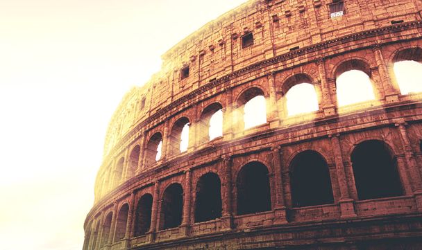 Rzymski Koloseum podczas zachodu słońca - Zdjęcie, obraz