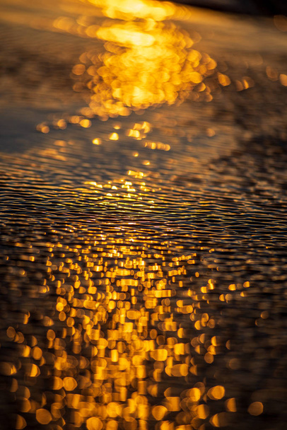 отражение солнечного света на пляже влажный песок и вода
 - Фото, изображение