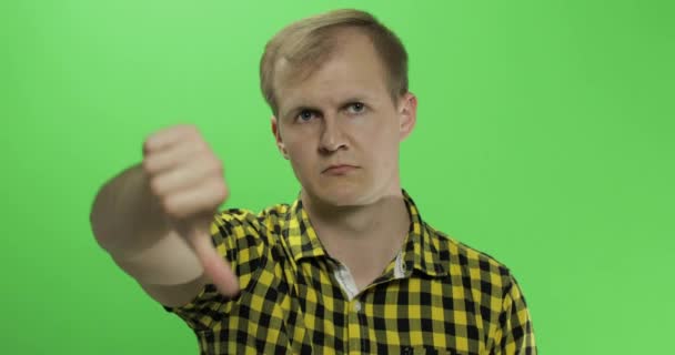 Kaukázusi fiatalember a sárga inget nem mutatja, és így a hüvelykujját le - Felvétel, videó