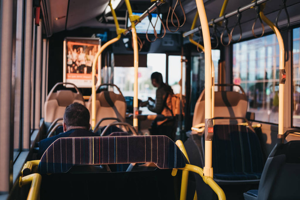 Люди на автобусі в Люксембурзі, Люксембург. - Фото, зображення