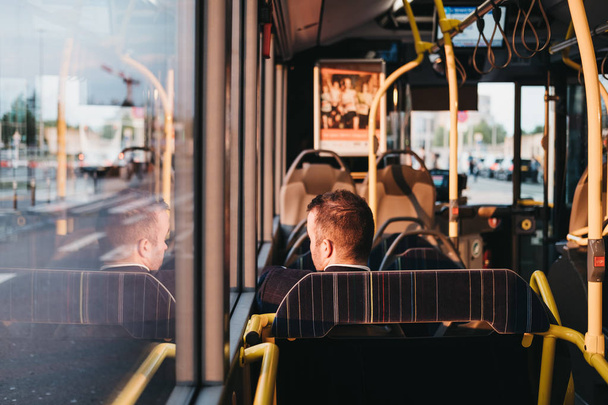 Люди на автобусі в Люксембурзі, Люксембург. - Фото, зображення
