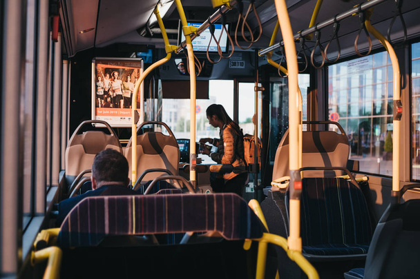 Personnes en bus à Luxembourg-Ville, Luxembourg
. - Photo, image