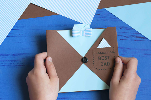 Child makes greeting card for Father's Day. Step 13  - Фото, изображение